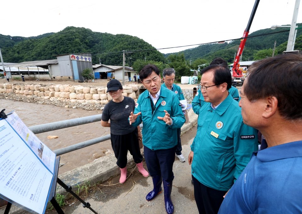 김관영 지사는 17일 주요 피해지역인 완주군 소재 화산면에 위치한 축산피해 현장을 방문해 피해 농가 애로사항을 청취하고, 축사 피해를 입은 농가주를 위로했다. /사진=전북도