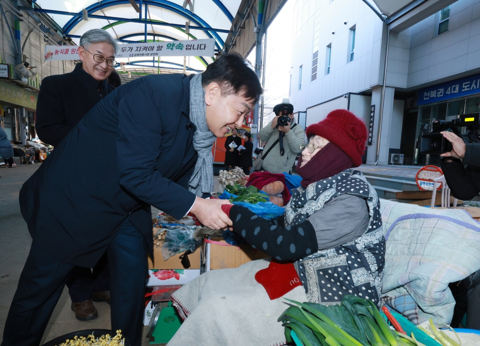 김관영 전북특별자치도지사는 16일 김제전통시장을 방문해 지역경제 안정과 도민 불안 해소를 위한 민생점검 활동을 펼쳤다. /사진=전북자치도