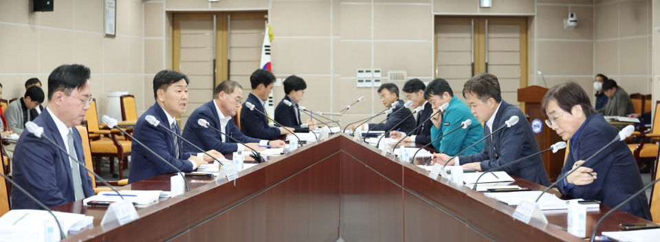 전북자치도는 2일 오후 4시 도청 종합상황실에서 김관영 도지사 주재로 ‘2026년 국가예산 제2차 신규사업 발굴 보고회’를 열었다.  /사진=전북도