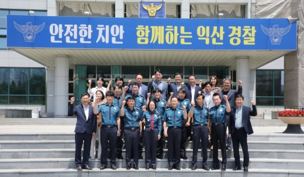 임병숙 전북경찰청장이 23일 익산경찰서를 방문해 익산서 직원들과 단체 사진을 촬영하고 있다./사진=익산경찰서