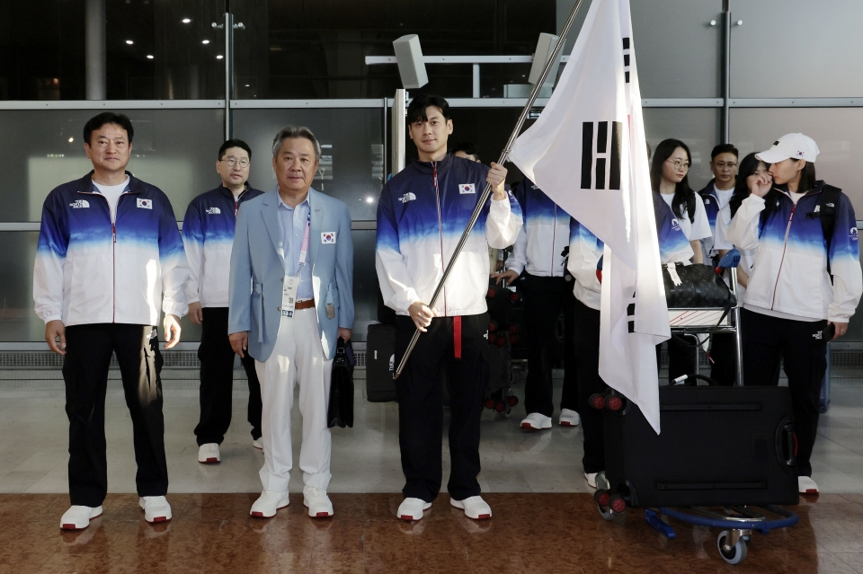 2024 파리올림픽에 출전하는 한국 선수단 기수 구본길, 정강선 선수단장을 비롯한 선수단 본진, 이기흥 대한체육회장이 20일(현지시각) 프랑스 파리 샤를 드골 공항을 통해 입국해 기념촬영을 하고 있다. /뉴시스