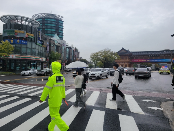 전북경찰이 전북대학교 부근 교통관리를 하고 있다./=전북경찰청 제공